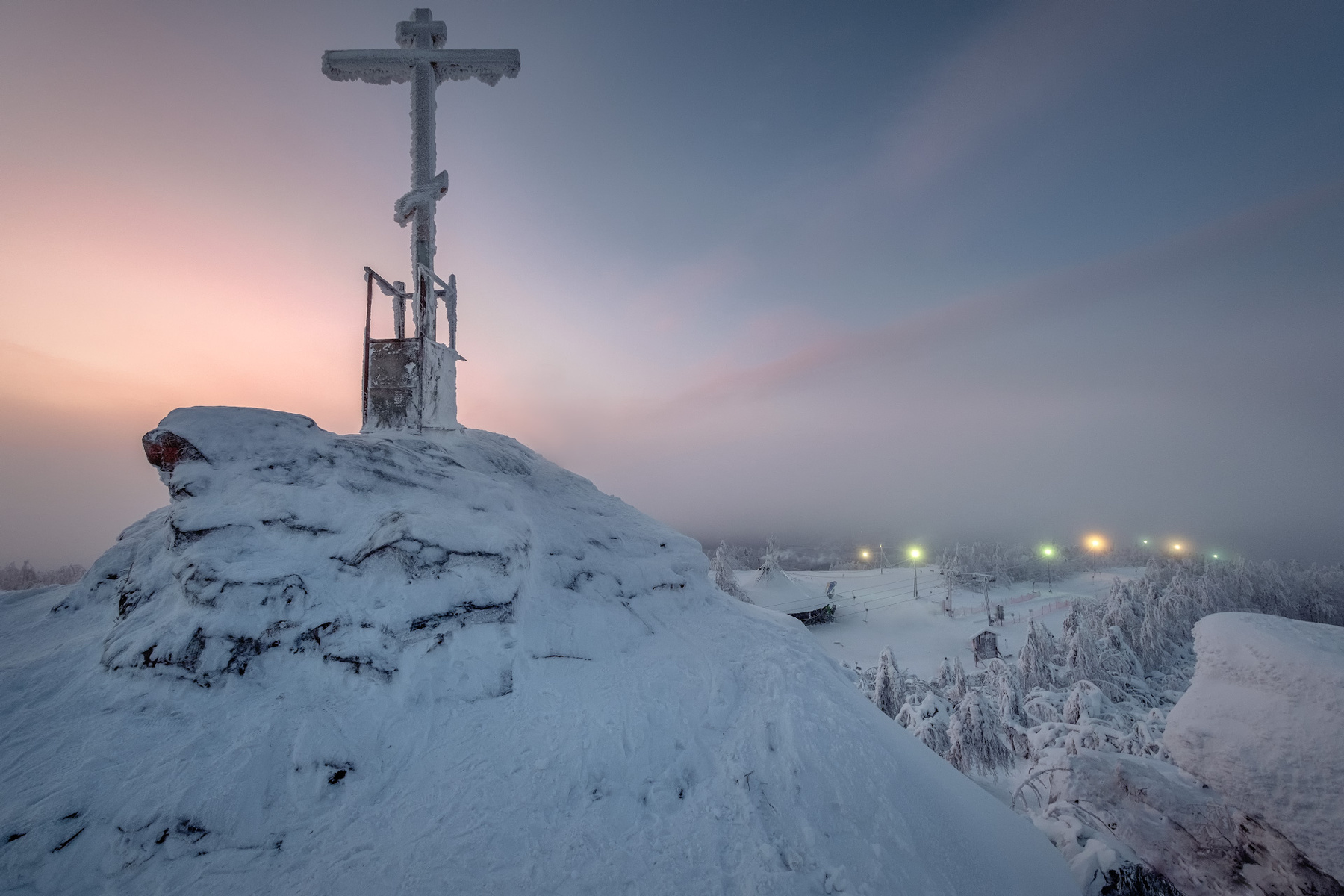 Лыжный спуск на Крестовой губаха зима крестовая спуск фонари крест туман