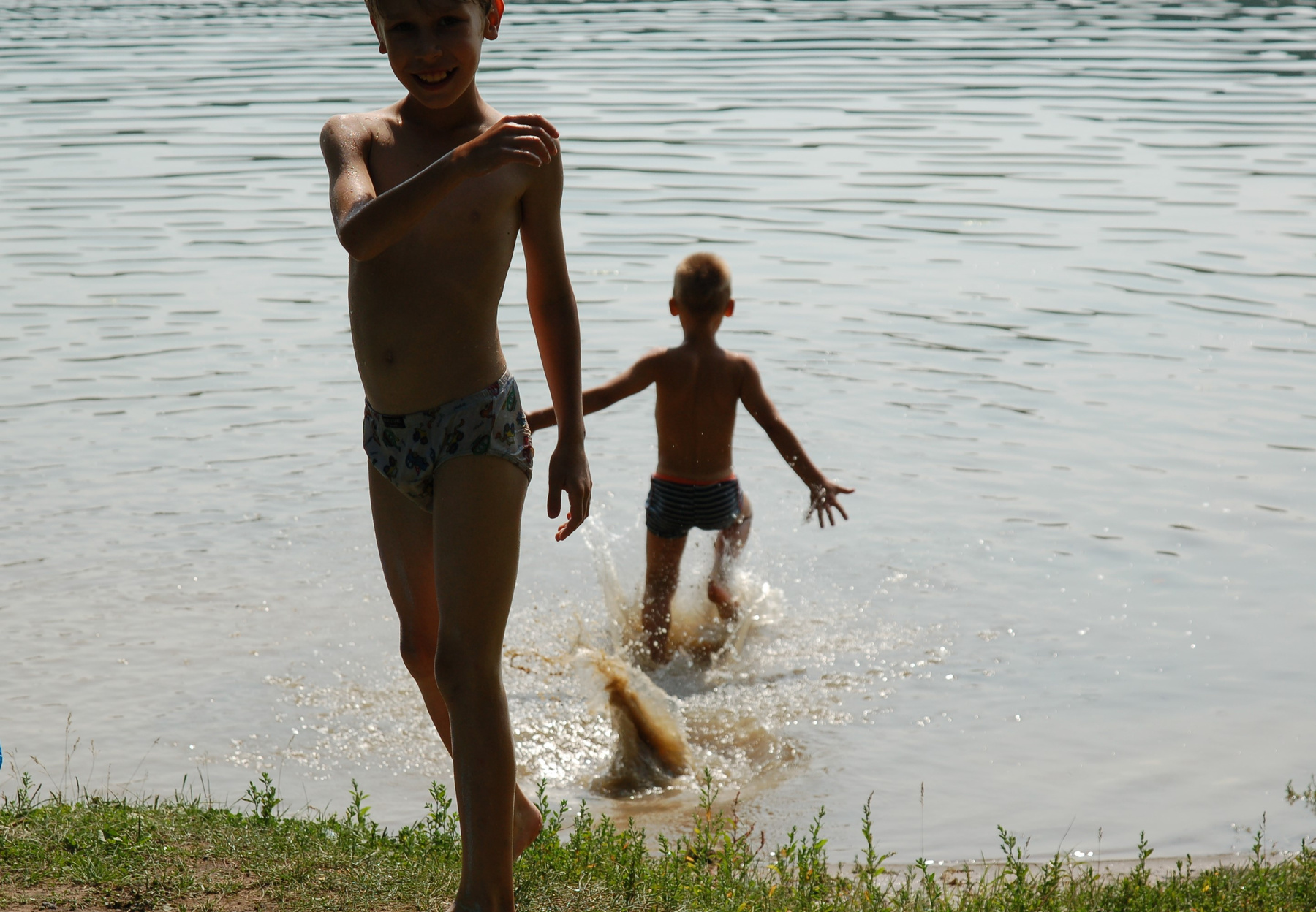 Радости жизни мальчишки лето вода