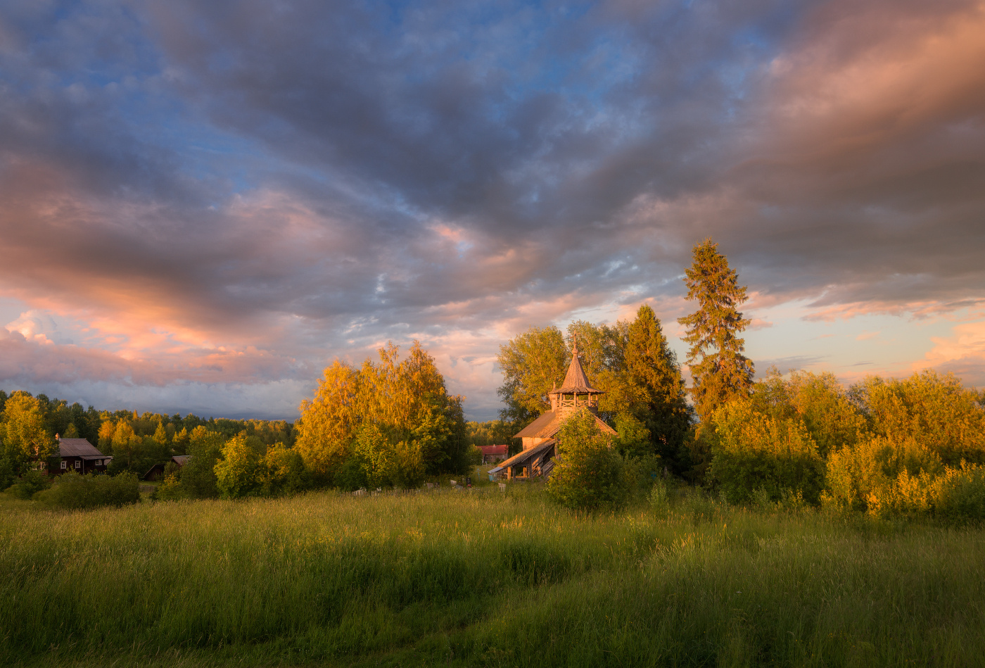 Время двигалось к закату лето вечер деревня глубинка россия часовня церковь небо облака