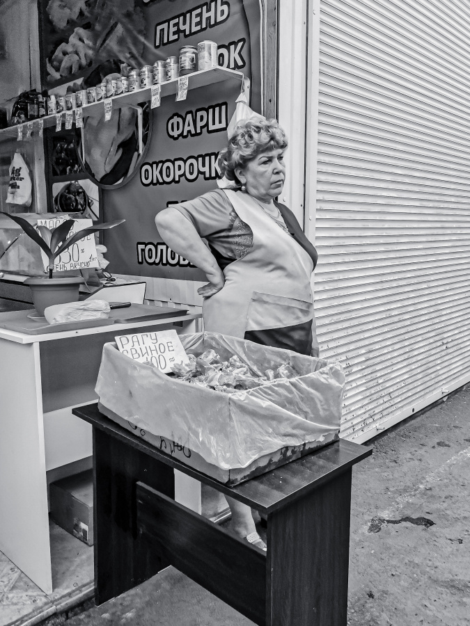 Из серии «Базарный день» Россия 2021 рынок базар покупки торговля стрит фото улица наблюдения жизнь продавцы товары мясо продавец репортаж