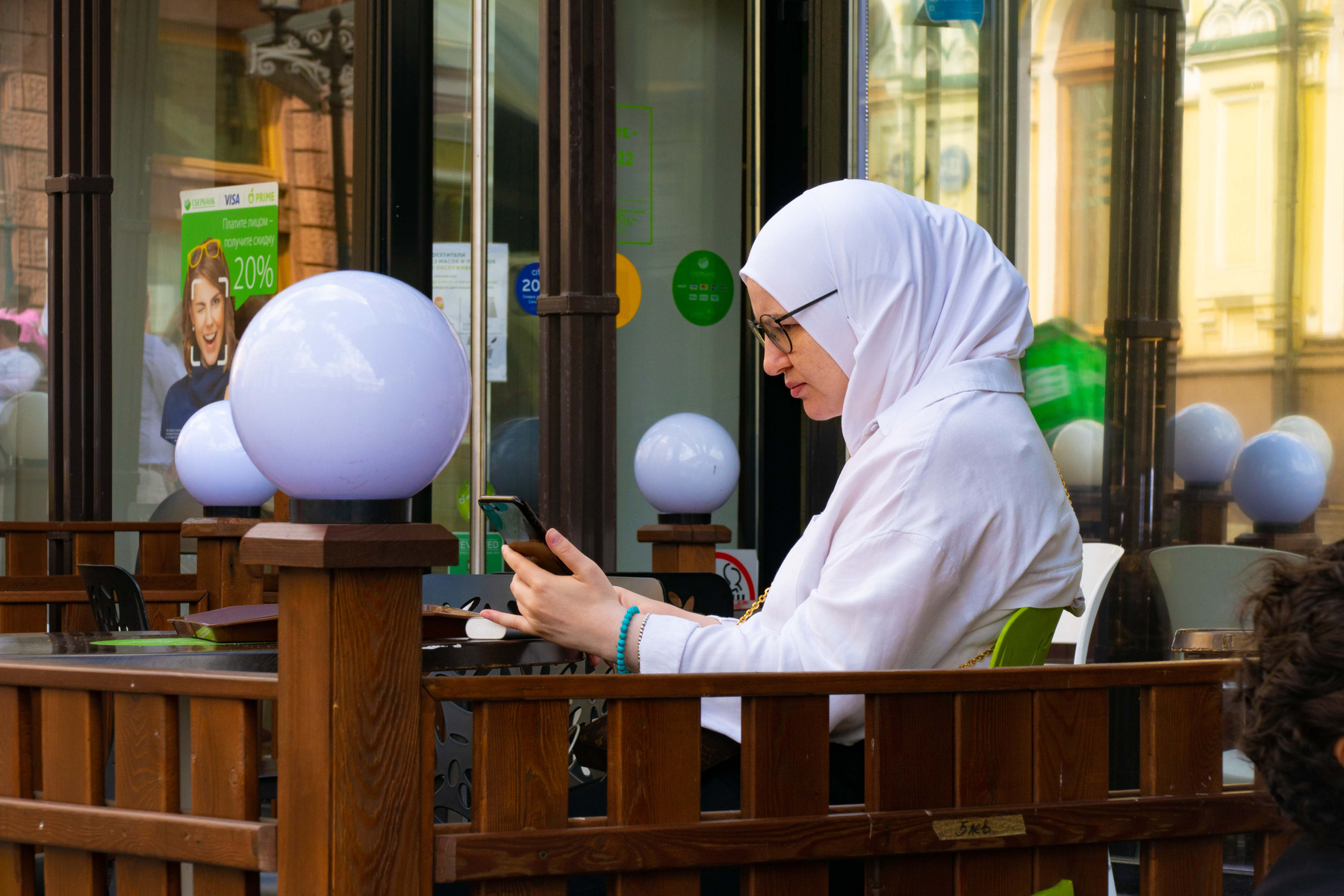 Уличное кафе с белыми светильниками белый кафе мусульманка сочетание