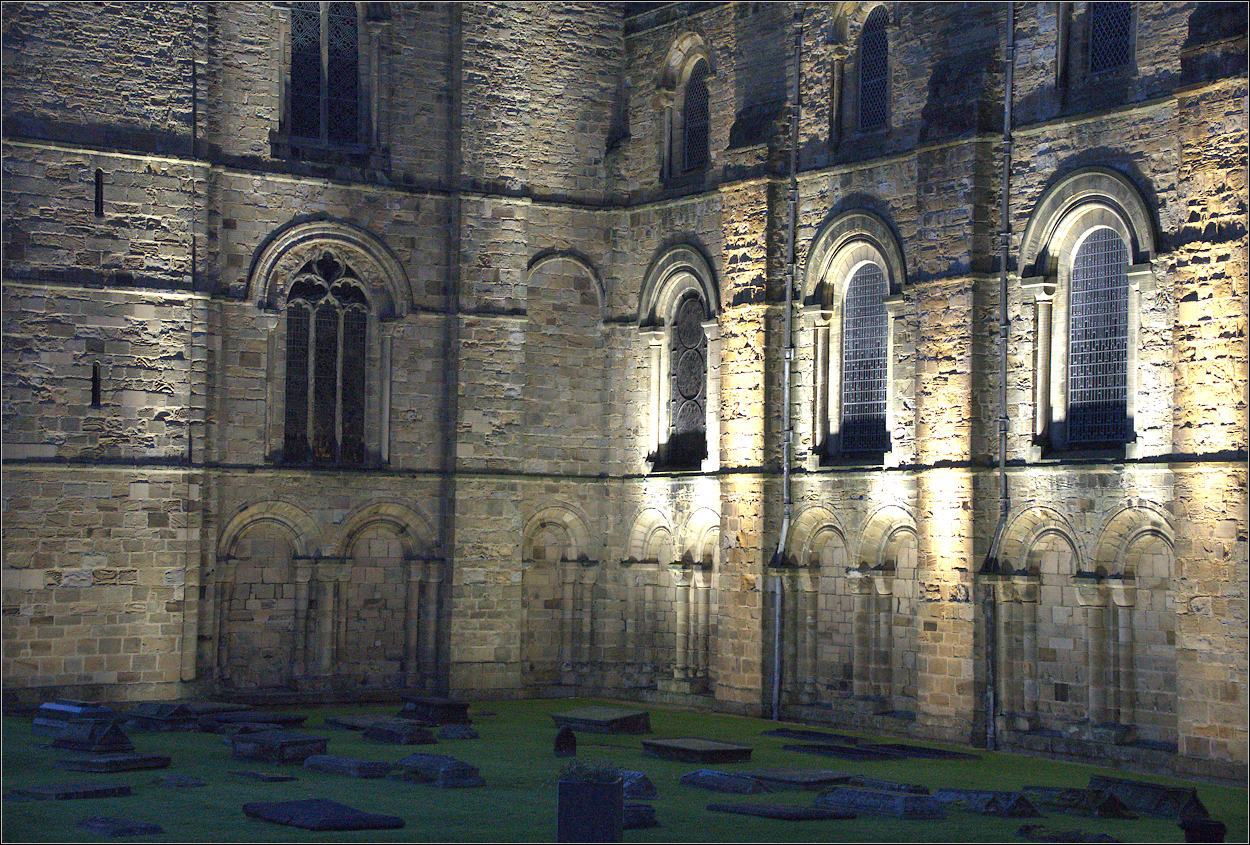 Кладбище в углу замка сентябрь Англия Durham замок ночь кладбище