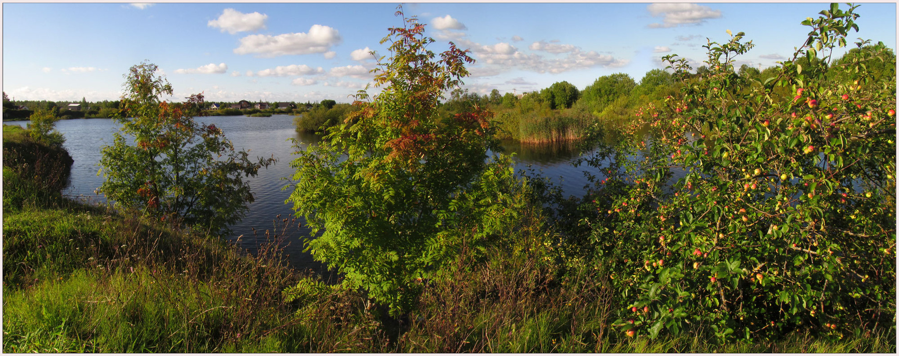 Запахло осенью слегка...) Панорама озеро яблоки осенняя листва сельские зарисовки