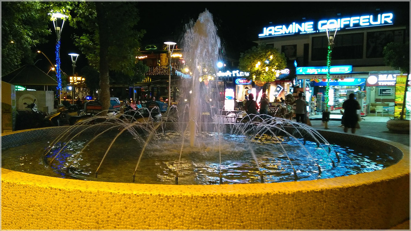 Ночная жизнь Кемера Турция Кемер фонтан вечер магазины