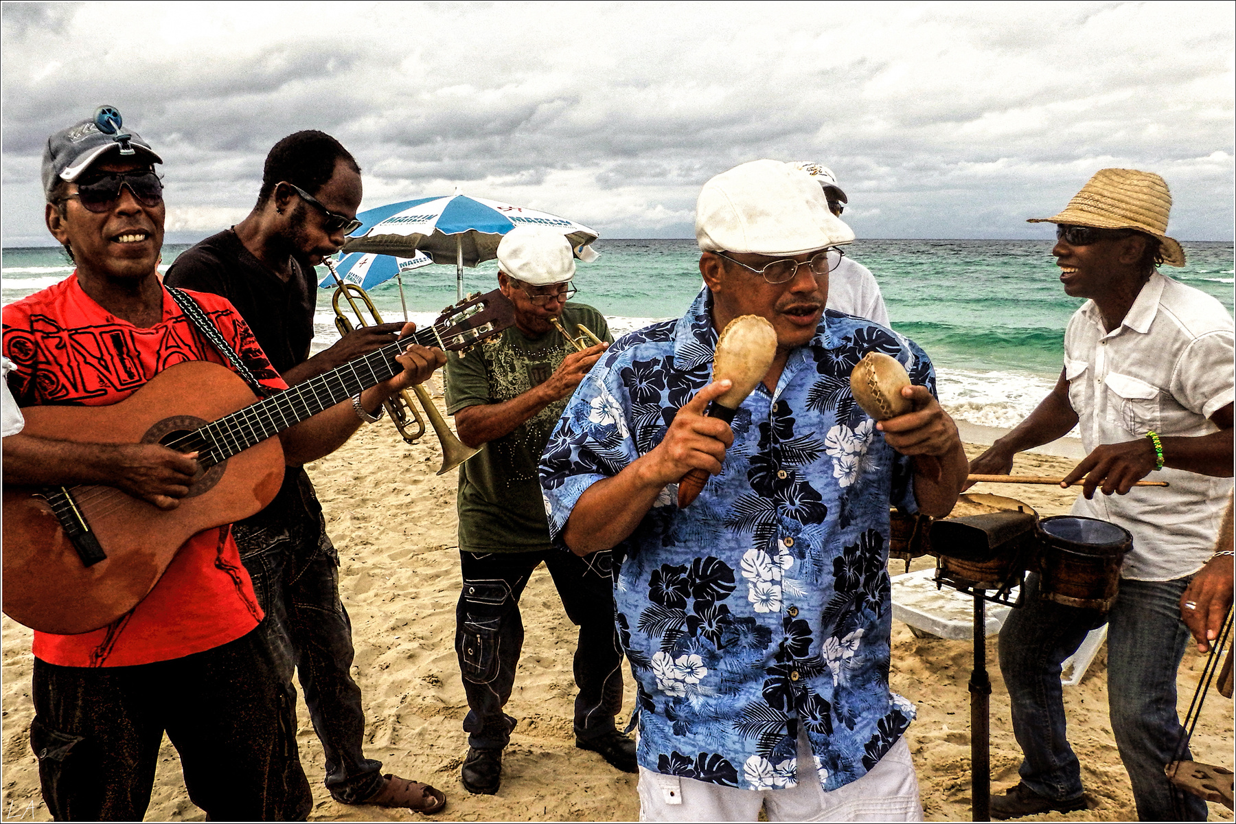 *Пляжный оркестрик на берегу Карибского моря* фотография путешествие Куба Санта Мария пляж море осень оркестр музыканты жанр Фото.Сайт Светлана Мамакина Lihgra Adventure