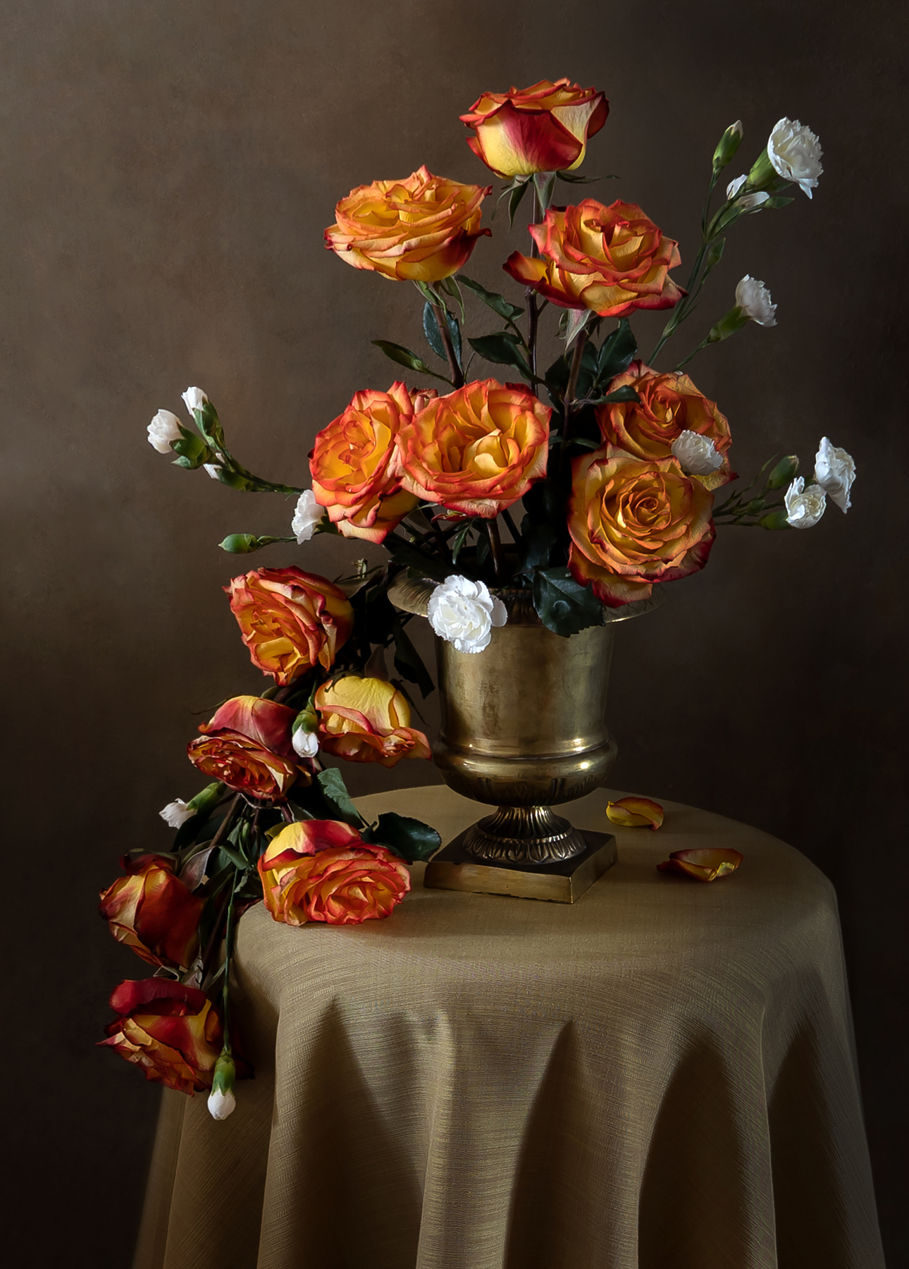 Каскад из роз. оранжевые розы букет старинная ваза классический натюрморт белые гвоздики