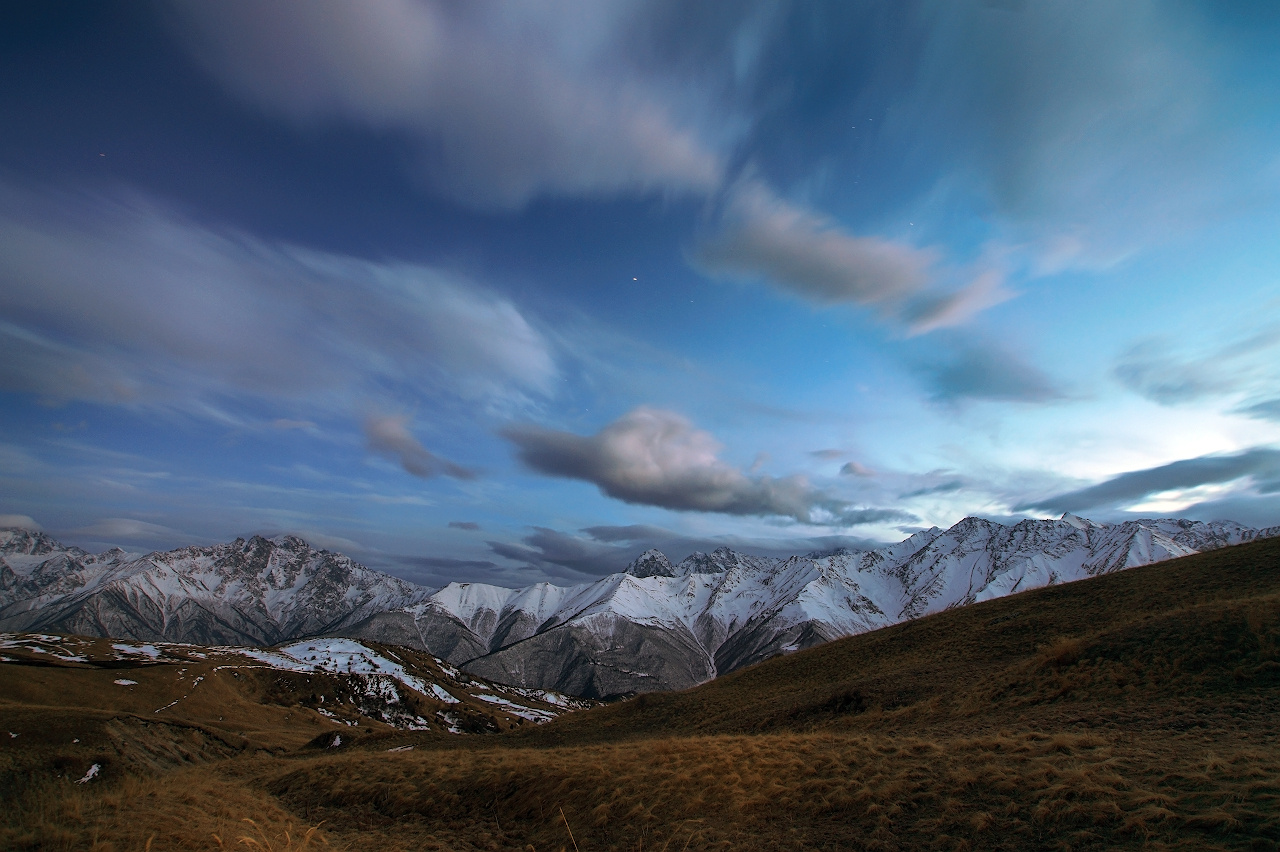 Вечернее Кавказ горы Осетия облака