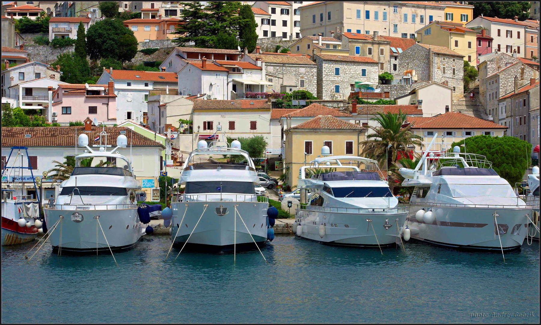 Морские лимузины Хорватия Врсар пристань набережная яхты катера