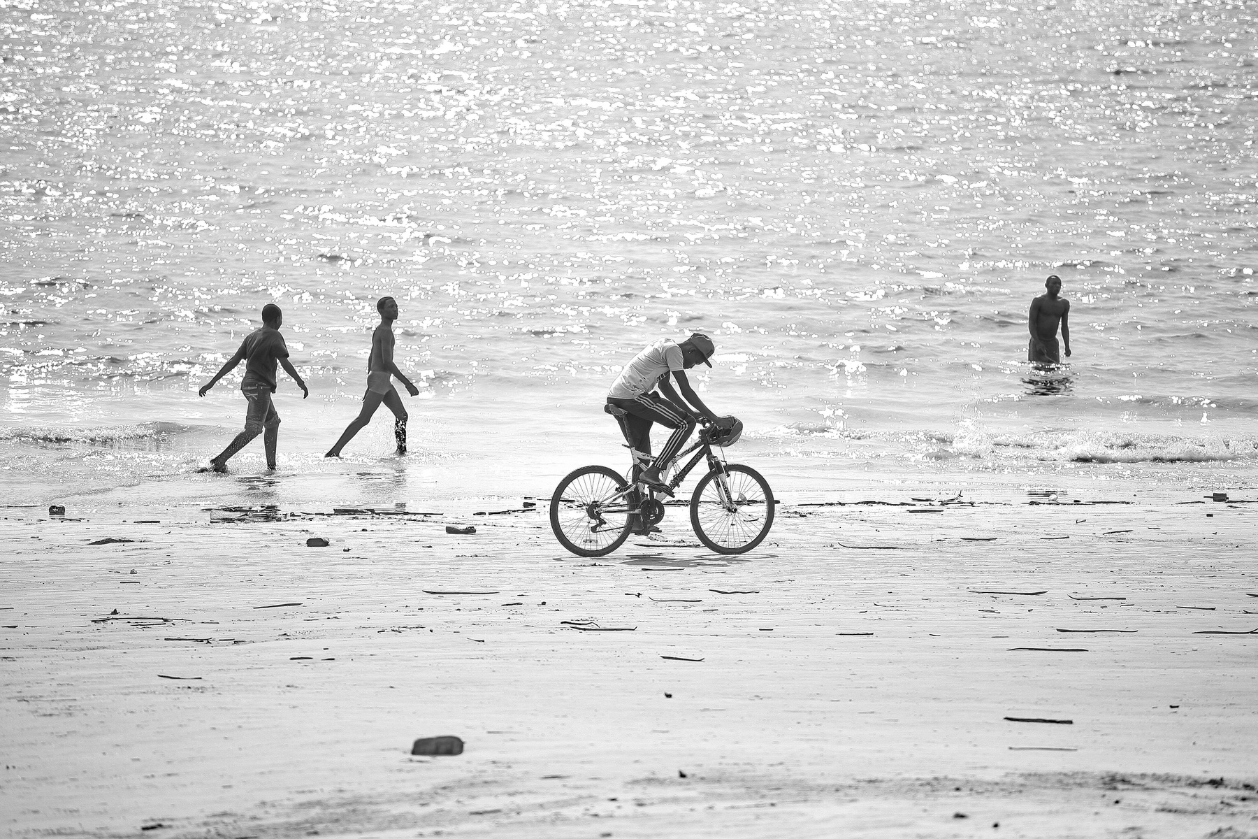 Трое и велосипедист Африка Атлантический океан Сан-Томе и Принсипи