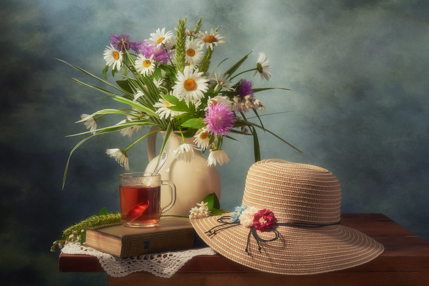 Летний натюрморт композиция постановка сцена предметы цветы букет чай шляпа