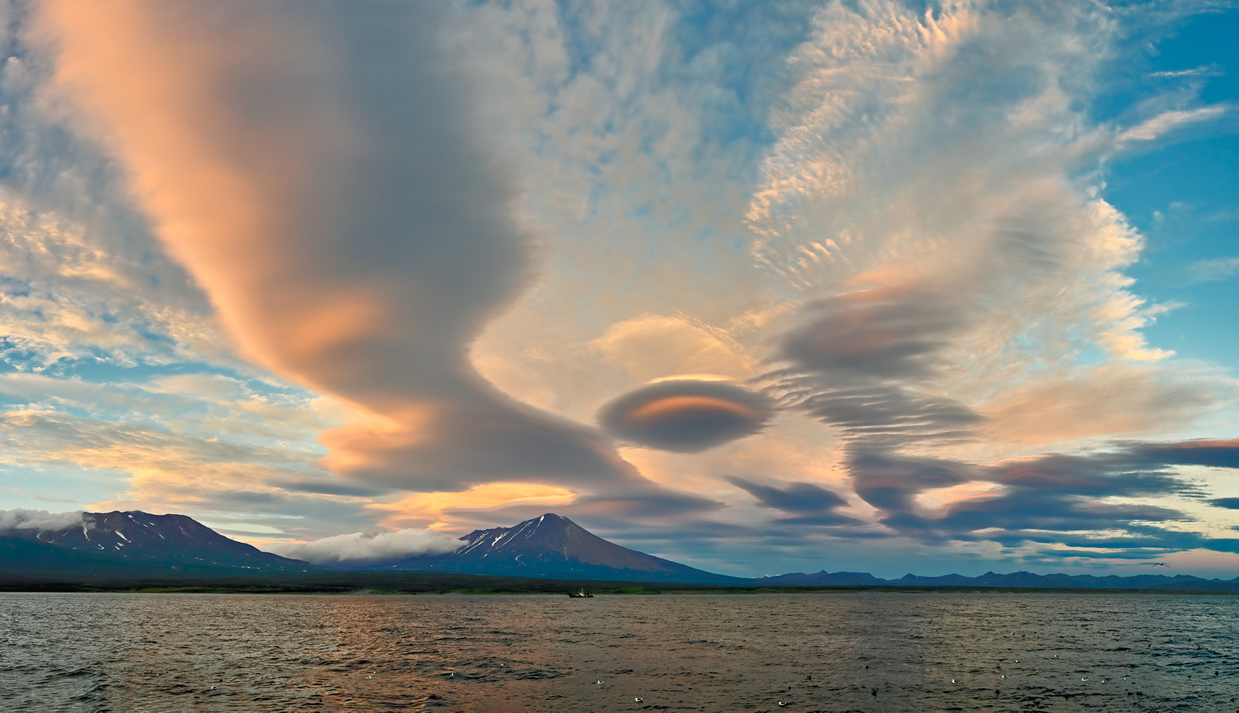 НЛО вечер вулкан горы Камчатка нло облака панорама сентябрь судно