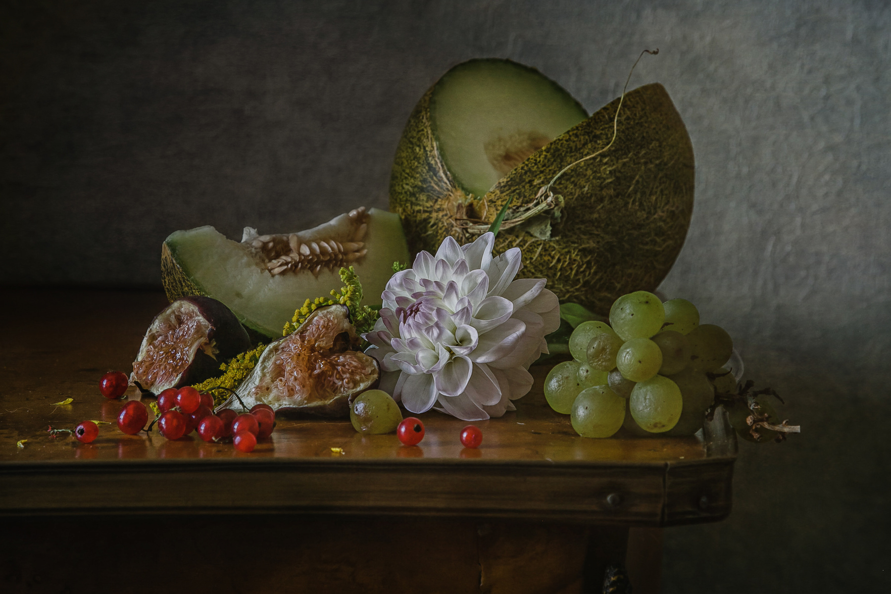 Дыня и георгин натюрморт цветы георгин фрукты ягода дыня виноград инжир смородина