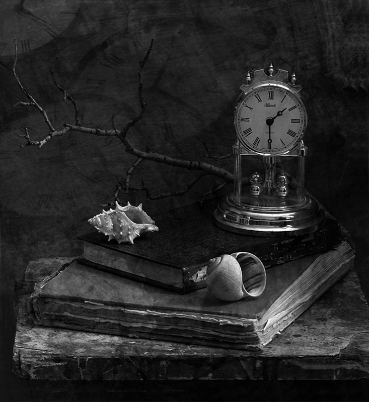 "Говорят, что время лечит..." натюрморт, книги, раковины, часы, время, текстура, свет, настроение