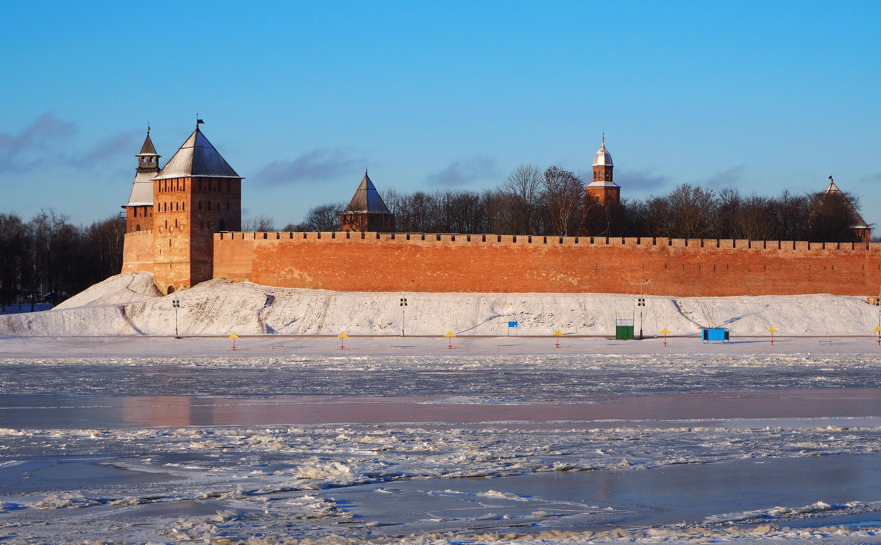 Зимний вид на стену и башни Новгородского Кремля. Новгород Кремль зима