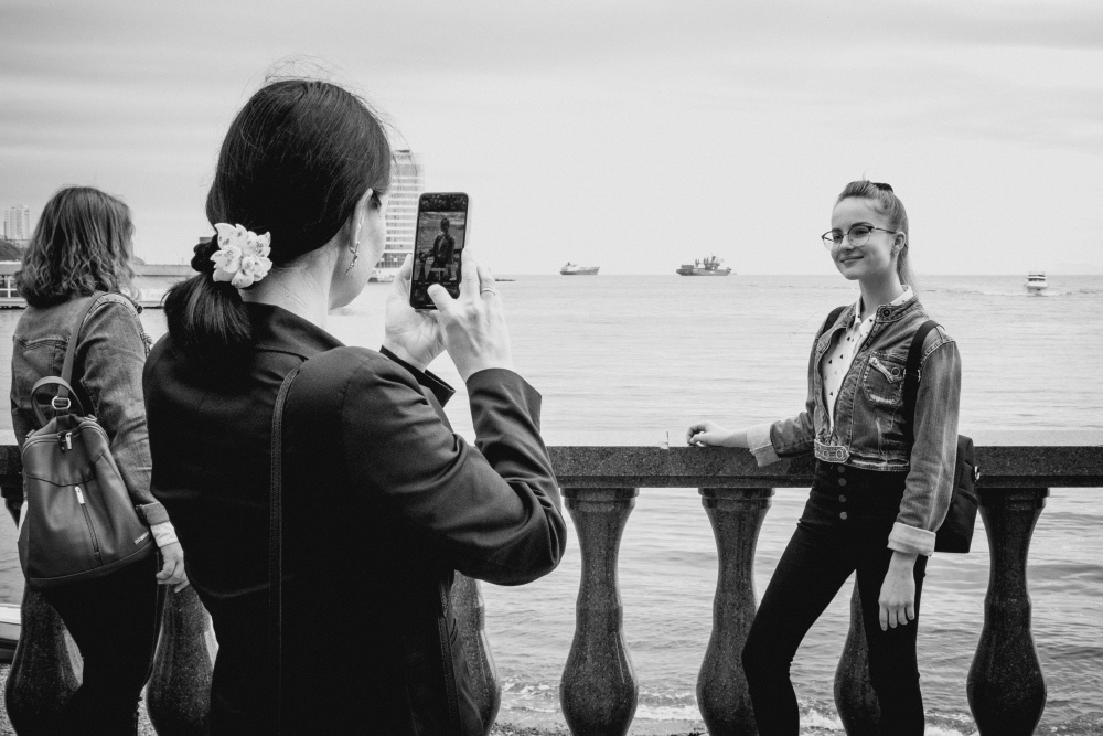 Из серии «Фото на память» смартфон телефон фотография съемка селфи улица стрит фото девушки залив берег Россия молодежь корабли ВМФ