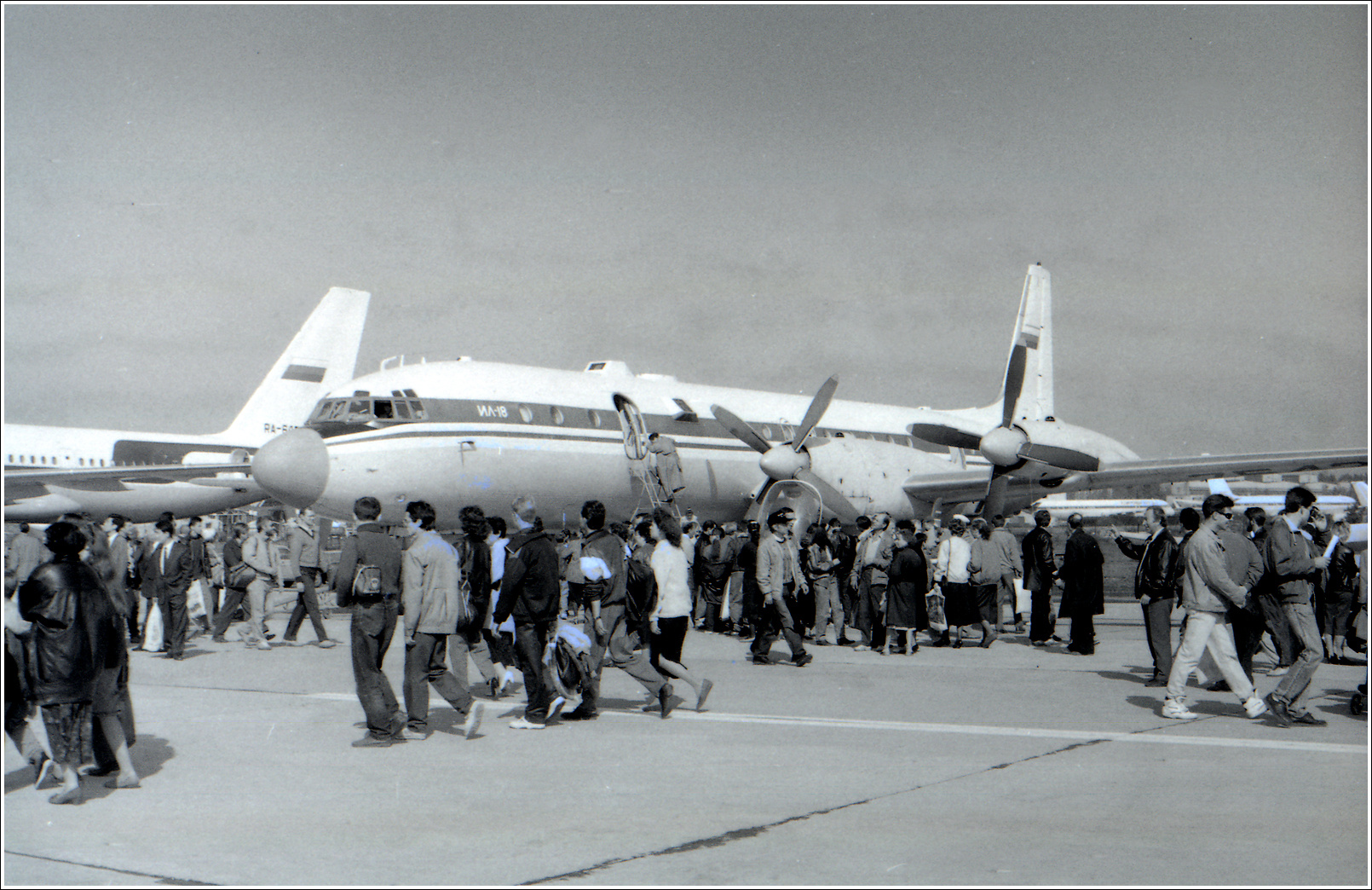 Ил-18 (1993 г.) Ил-18 авиация самолет стоянка Жуковский 1993