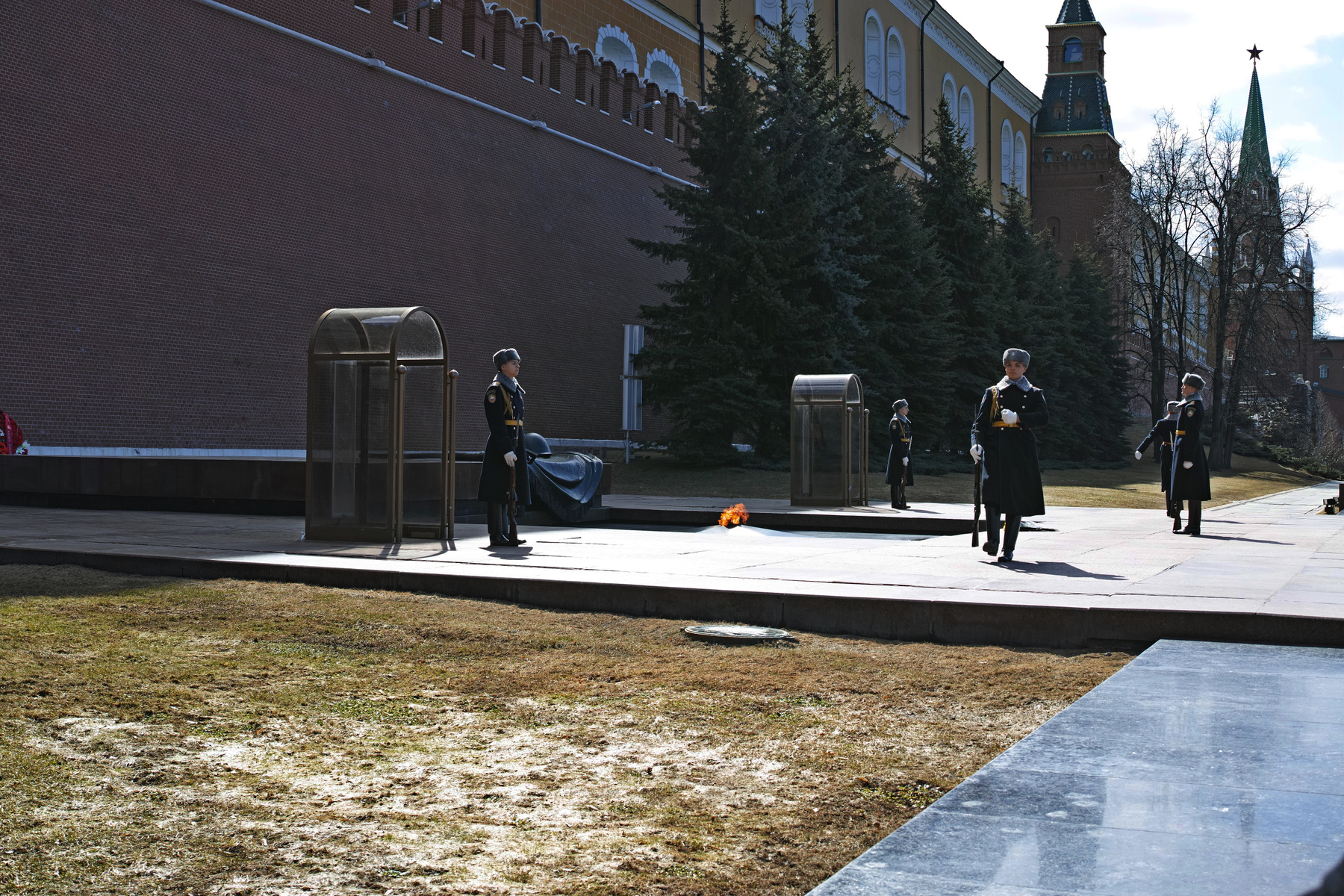 Смена караула город Москва кремлевская стена вечный огонь пост почетного караула
