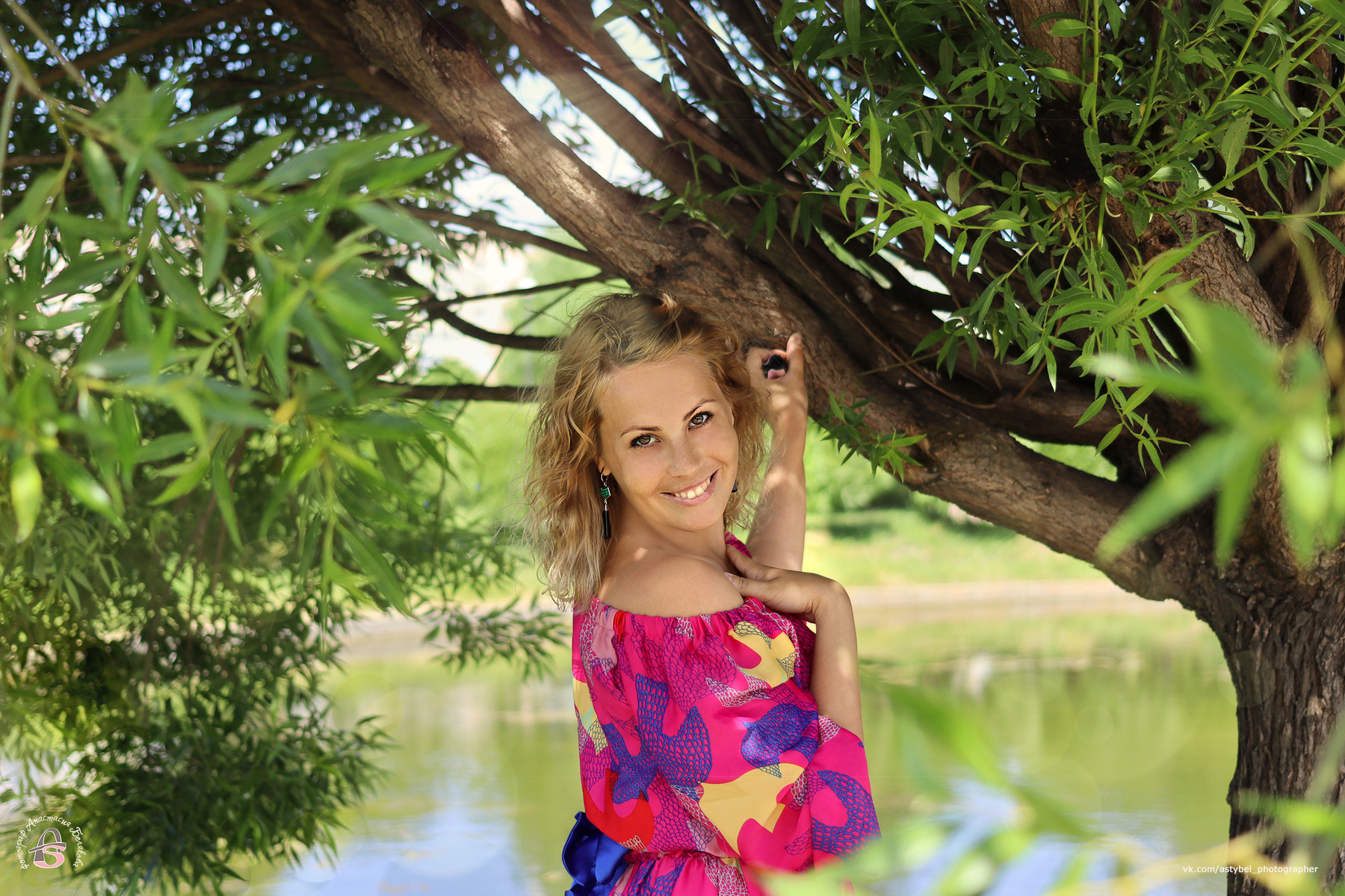Улыбка девушка портрет женщина под ивой ива парк лето в зелени июнь улыбка санкт-петербург яблоневый сад