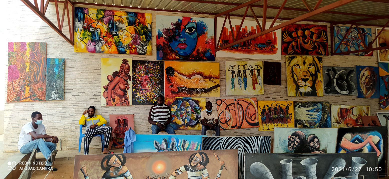 на рынке поделок, картин, как в музее африканского искусства (3) Африка африканцы искусство