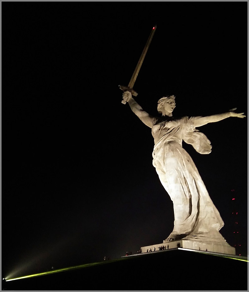Обновлённая Родина-мать Волгоград Мамаев Курган Родина-мать скульптура ночь мемориал Победа