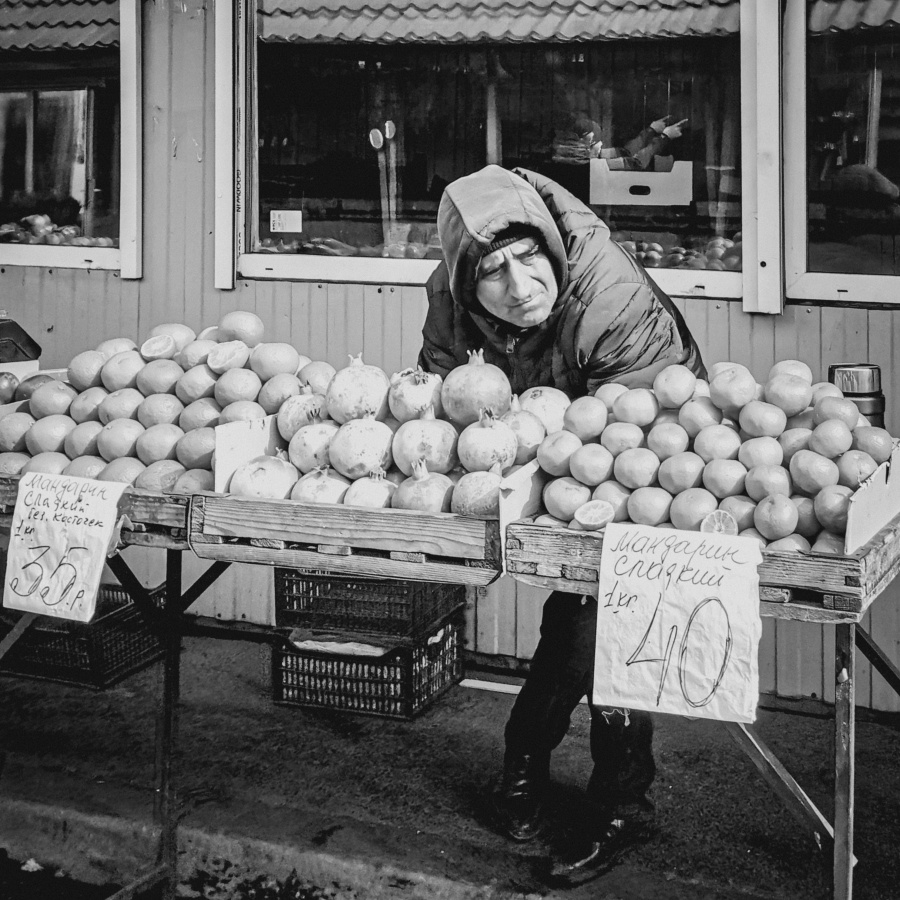 Из серии «Базарный день» рынок базар покупки Россия 2021 стрит фото улица наблюдения жизнь продавец мужчина мандарины прилавок еда фрукты холод город гранат