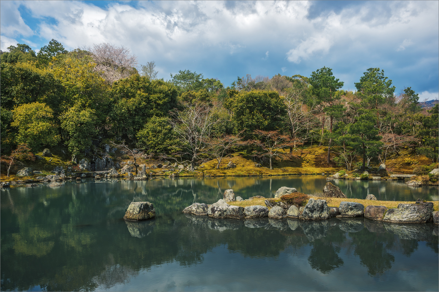 Камни как корабли бороздят водную гладь озеро камни Япония весна
