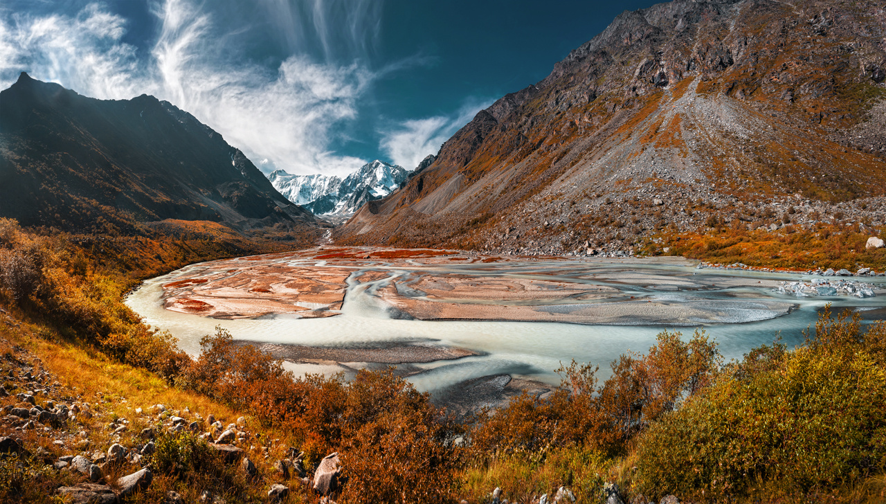 Гора Белуха Алтай Горы горный пейзаж альпинизм рассвет утренний оранжевые облака яркое утро путешествие