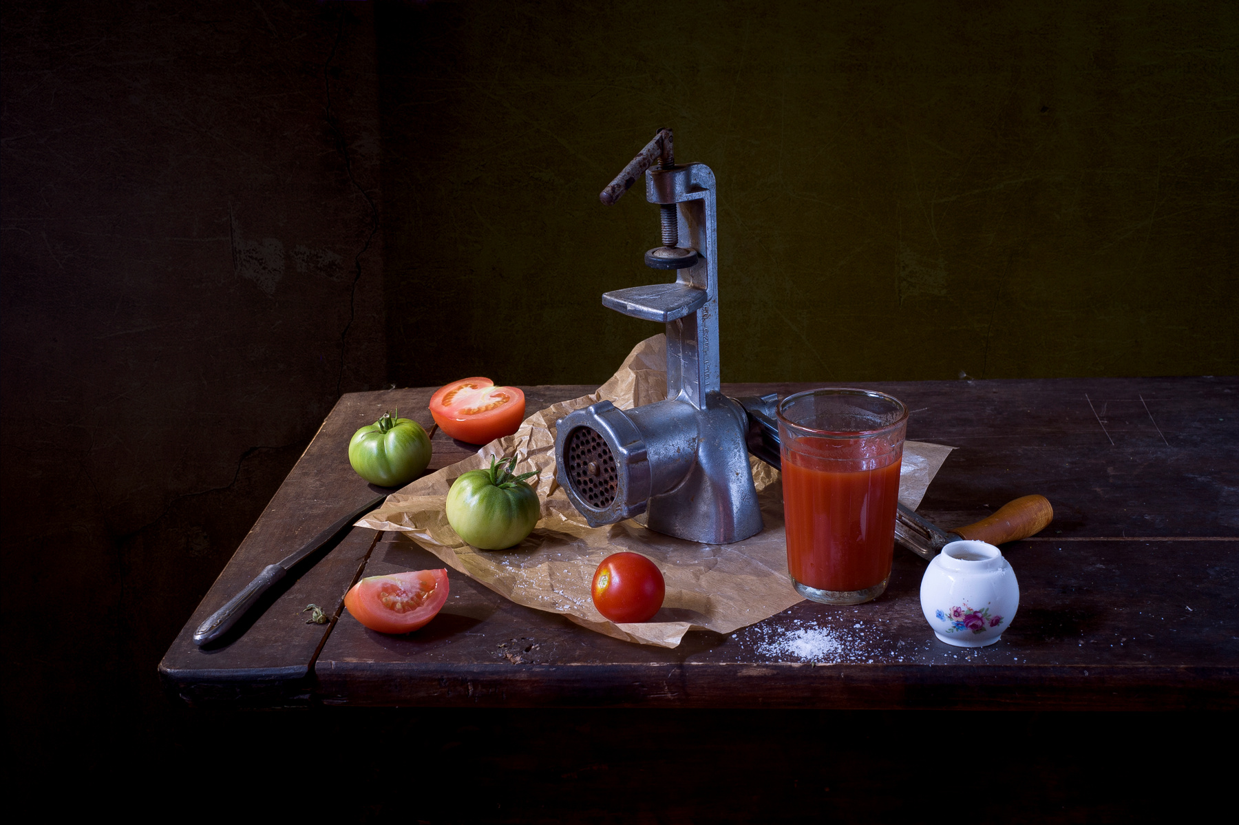 Томатный. мясорубка томатный сок помидоры соль нож бумага лето жара июль