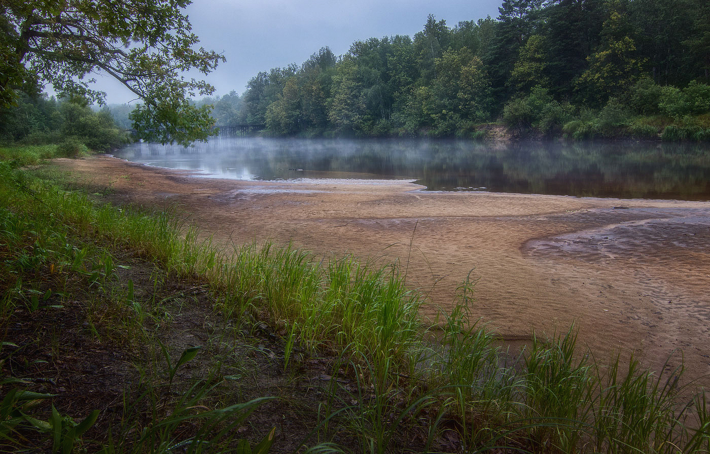 Утренний туманчик стелется над рекой. река берег туман над рекой трудно доступные места утро после дождя