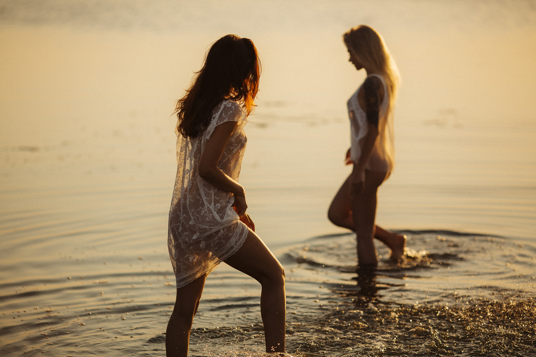 Летние забавы ню эротика жанр силуэт девушки голые будуар обнаженные художественная фотография лето река белье