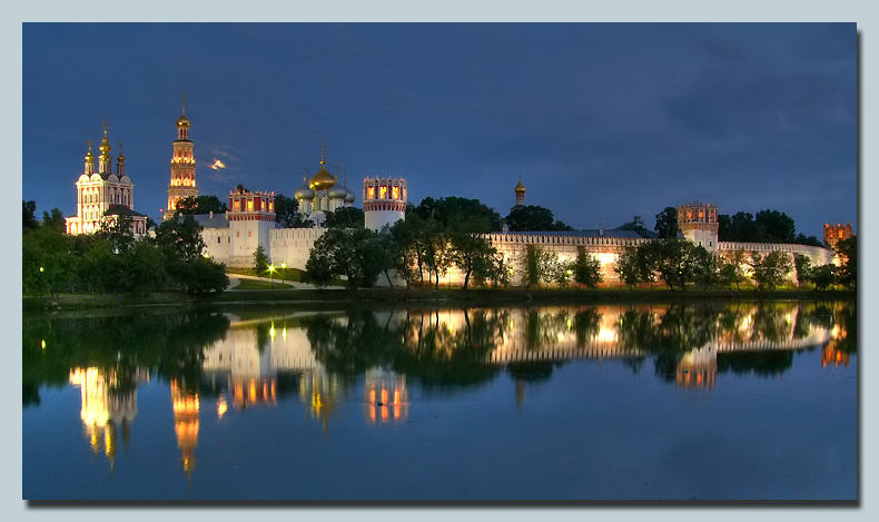 Новодевичий ночью Москва Новодевичий монастырь ночь огни отражение