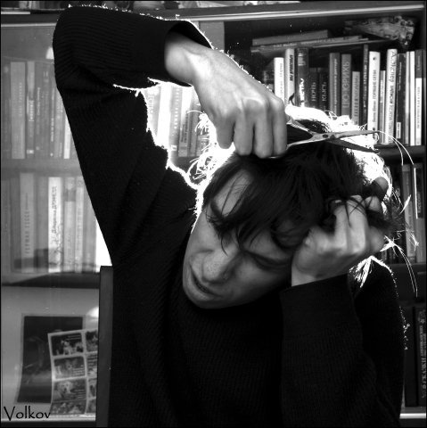 а ты читаешь книжки? книги ножницы ч/б