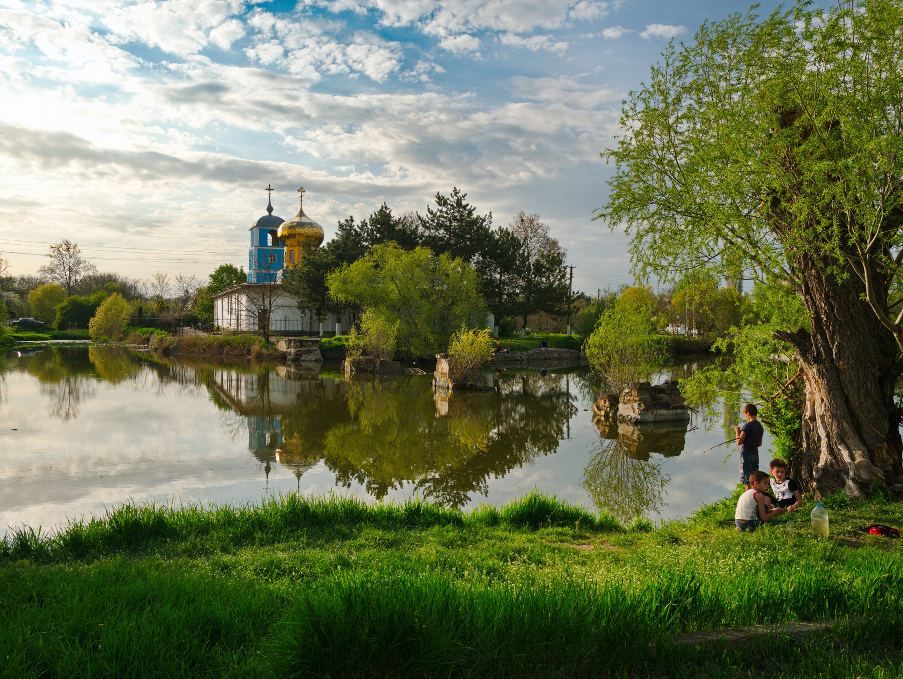 Вечер на берегу пруда Крым природа озеро пруд церковь