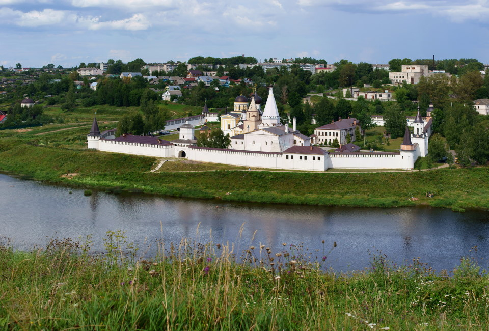 Старицкий Свято-Успенский монастырь (западная сторона). Старицкий Свято-успенский монастырь
