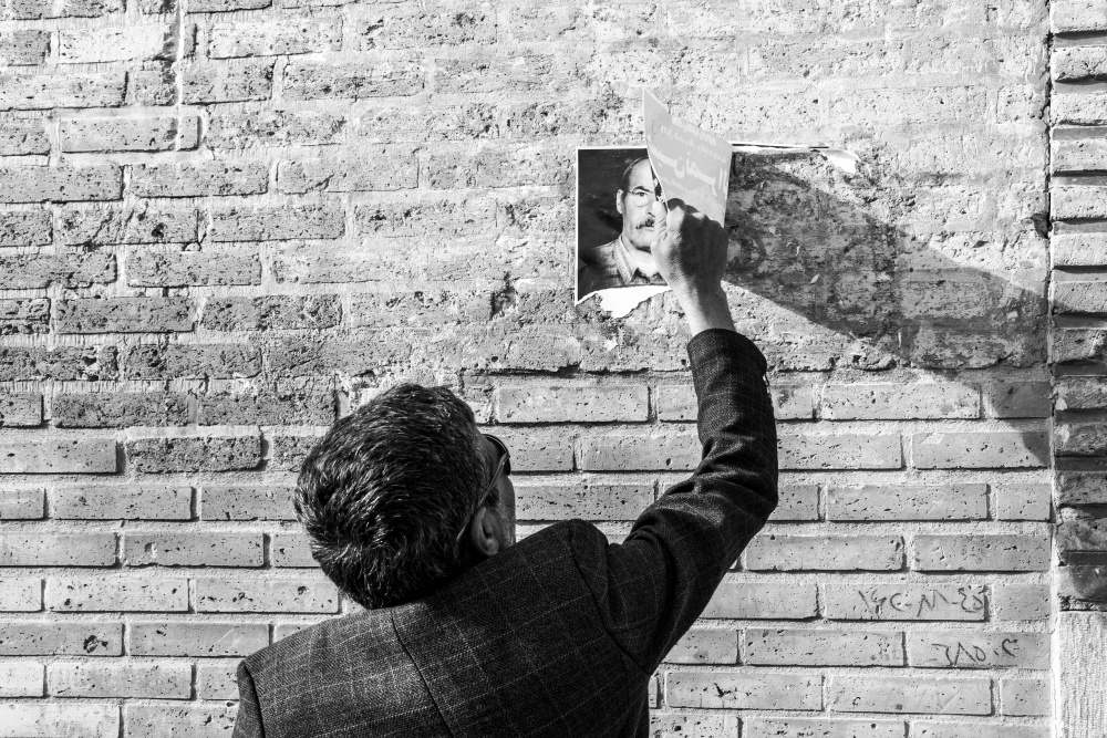 Из серии «Уличная экзистенция» стрит фото улица люди фотограф наблюдения экзистенция город будни день мужчина стена фотография