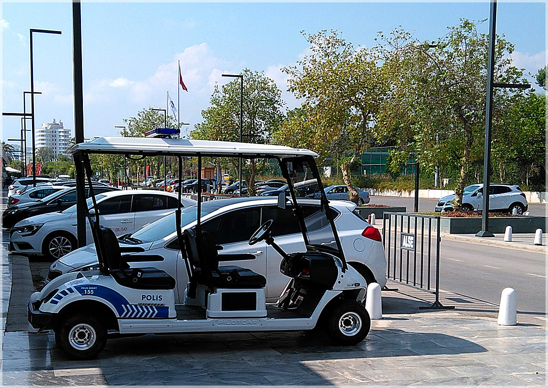Полицейский суперкар! ))) Турция Анталия электромобиль полиция набережная осень жара