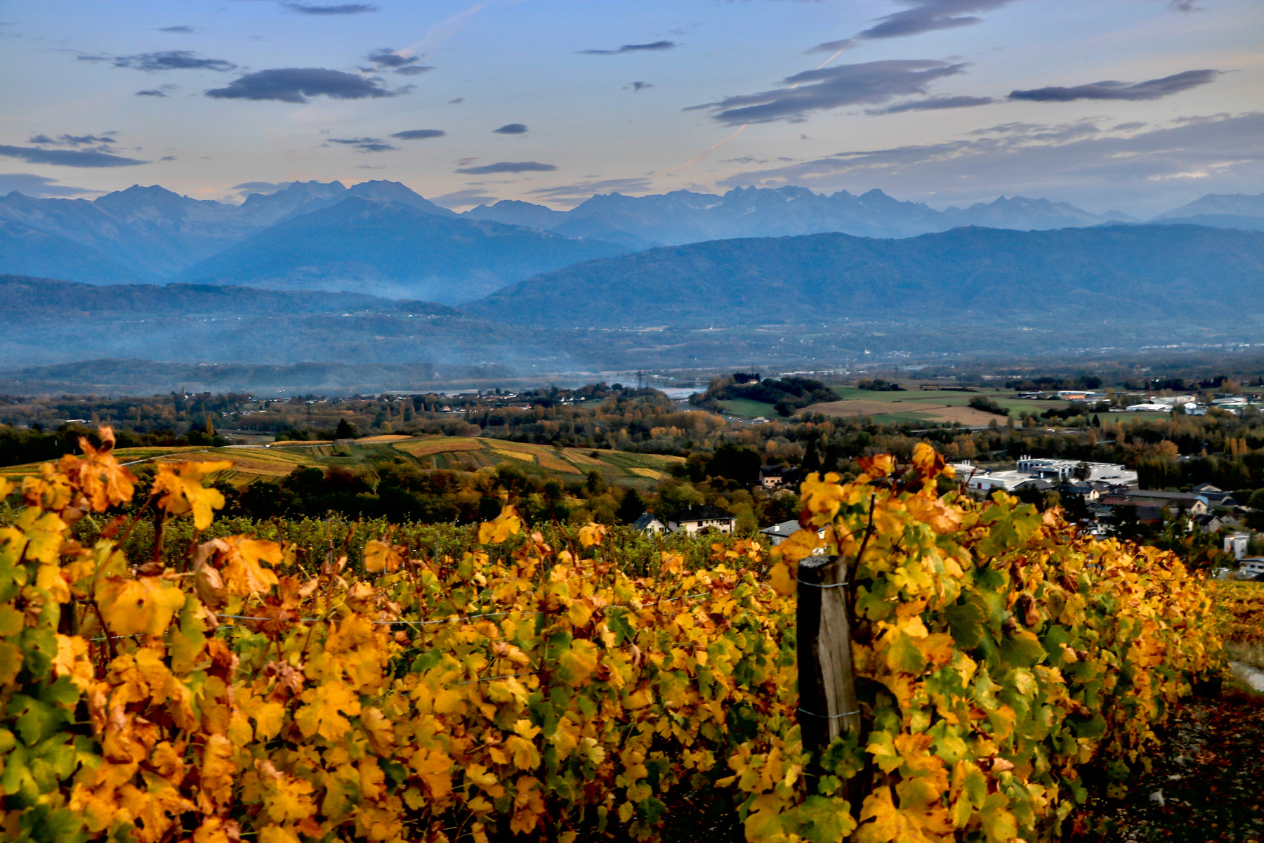 ***Савойские виноградники Французские Альпы горы облака вино виноградники Савойя деревня