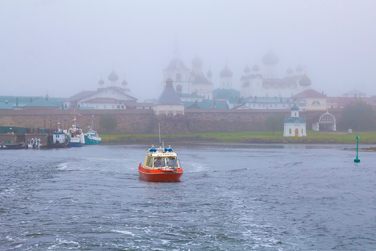 Туманное утро на Соловках Соловки кораблик утро Соловецкий монастырь Бухта Благополучия