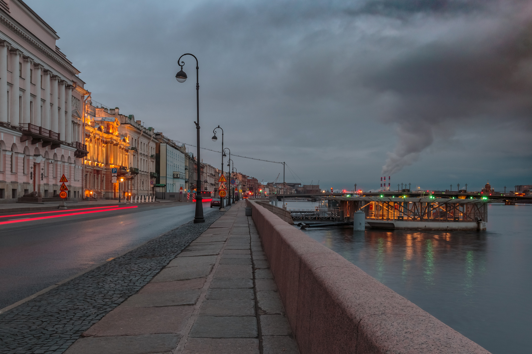Тонкие красный линии позднего апреля Санкт-Петербург утро раннее река отражение Нева синий час