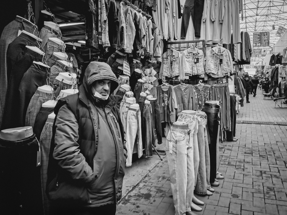 Из серии «Базарный день» Россия 2021 рынок базар покупки торговля стрит фото улица наблюдения жизнь продавец одежда мода мужчина джинсы лавка бутик