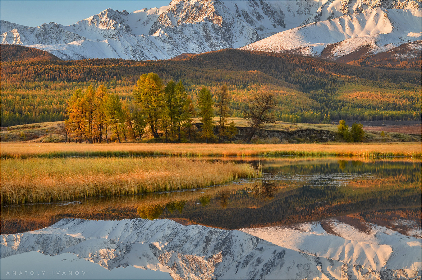 В зеркале горного озера Алтай Ештыкёль Джангысколь озеро осень отражение горы Северо-Чуйский хребет