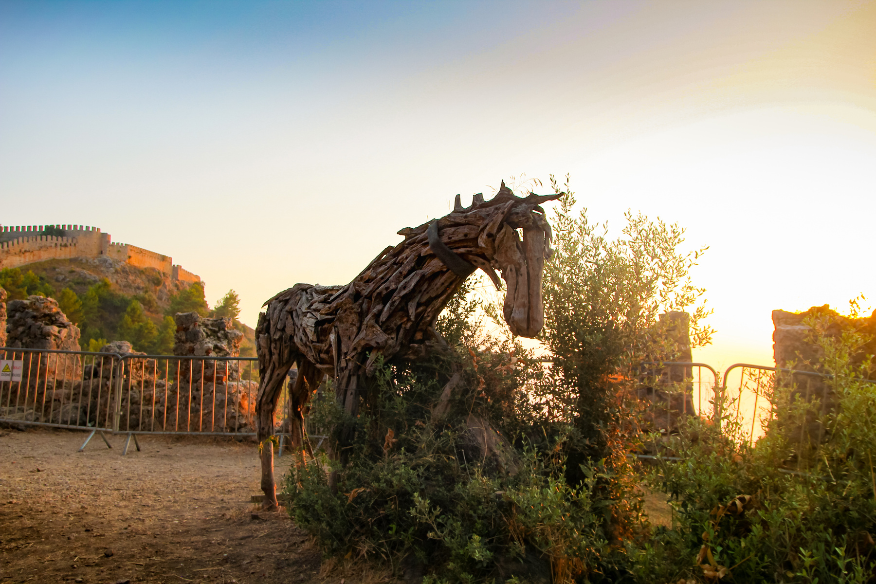 Фигура лошади из старых коряг закат лошадь путешествие турция алания