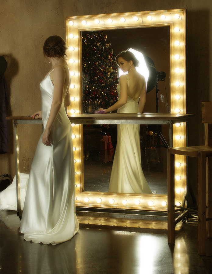 Девушку ,готовим в женщину. зеркало белое платье