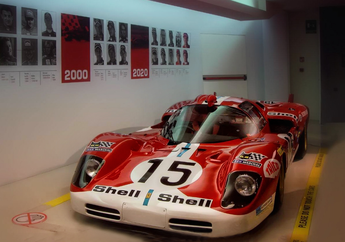 ***Одна из коллекционных моделей *Ferrari*  из заводского музея. 