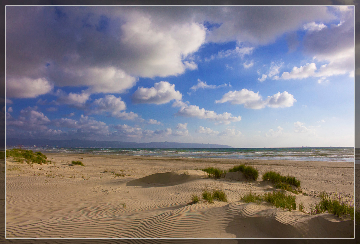 Пустынный пляж горы небо море пляж Акко Израиль
