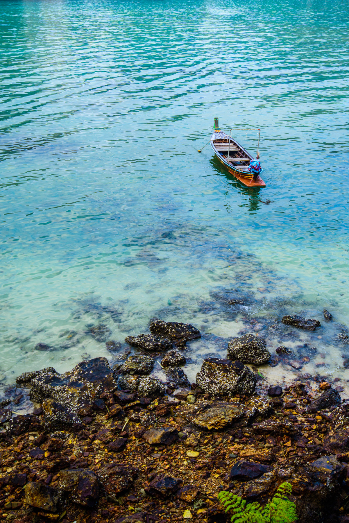 Лазурь море лодка камни тайланд
