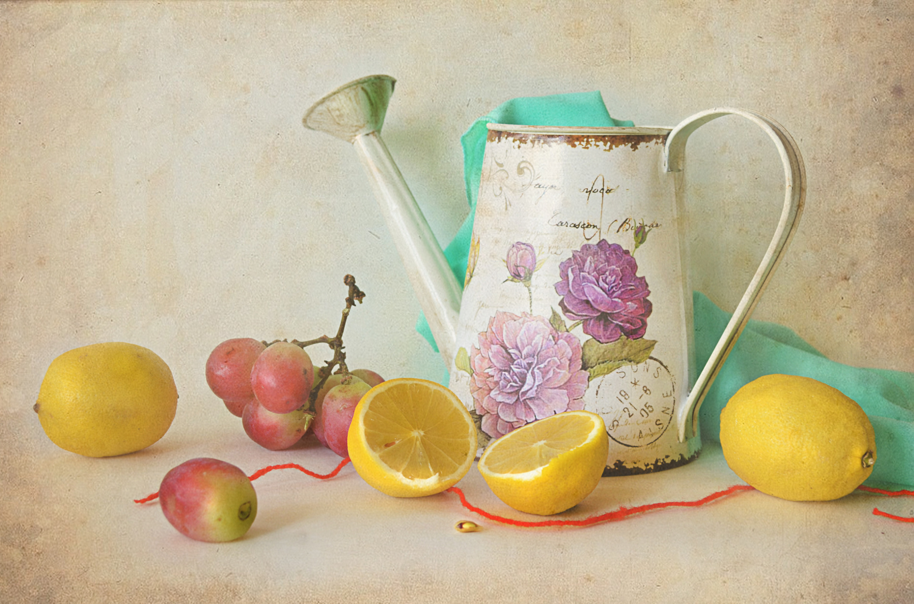 Слушая тишину... натюрморт стол предметы лейка цитрусы лимон виноград драпировка семечка верёвочка красная лента