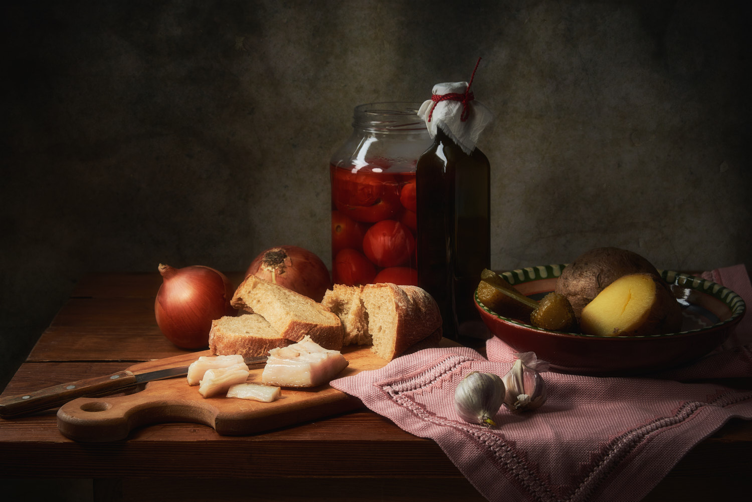 Натюрморт с кусочком сала натюрморт композиция постановка сцена еда сало хлеб лук чеснок помидоры быт кухня