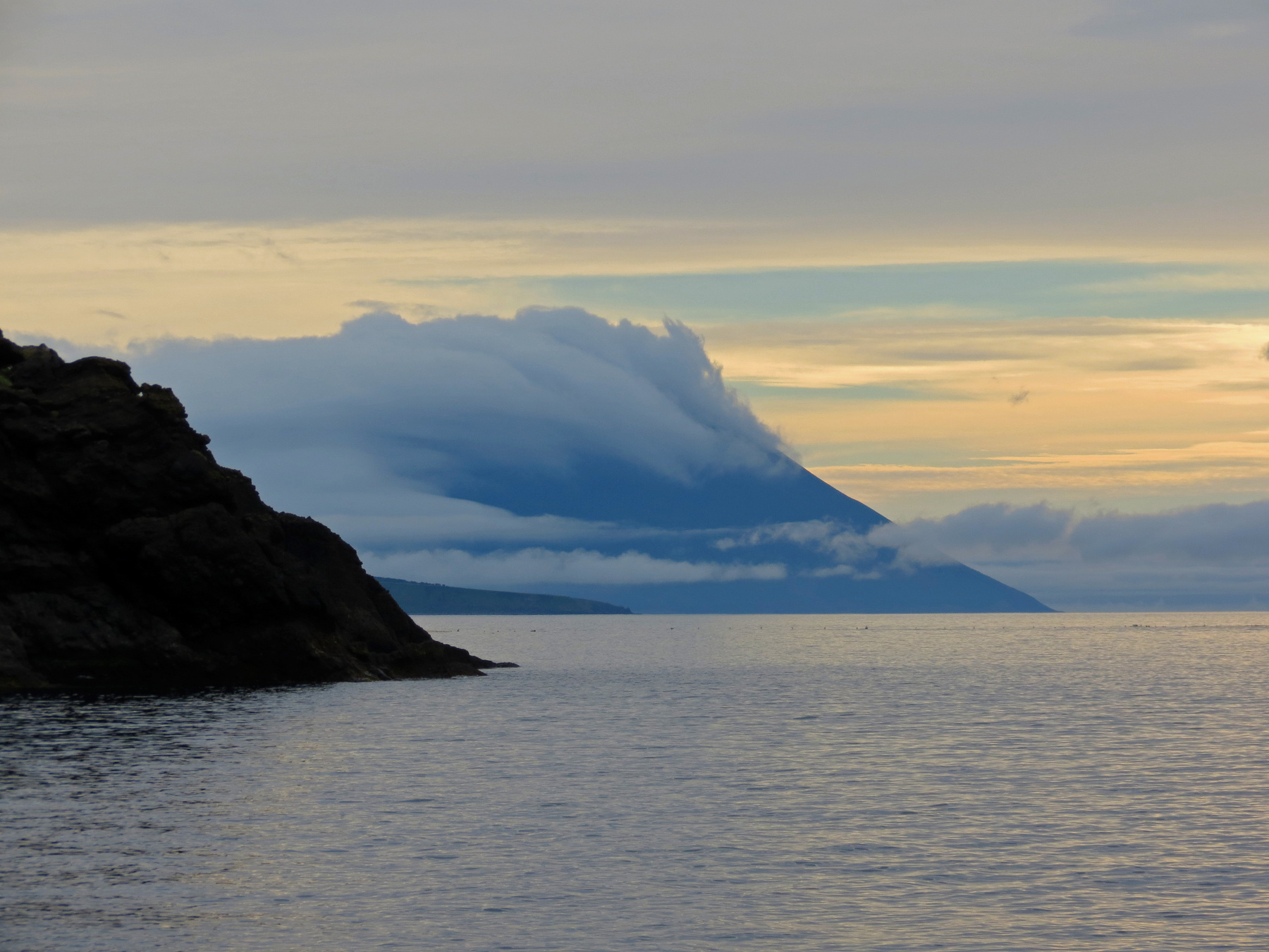 Вулкан Атсонупури окутан туманом. итуруп курилы горы вулканы атсонупури