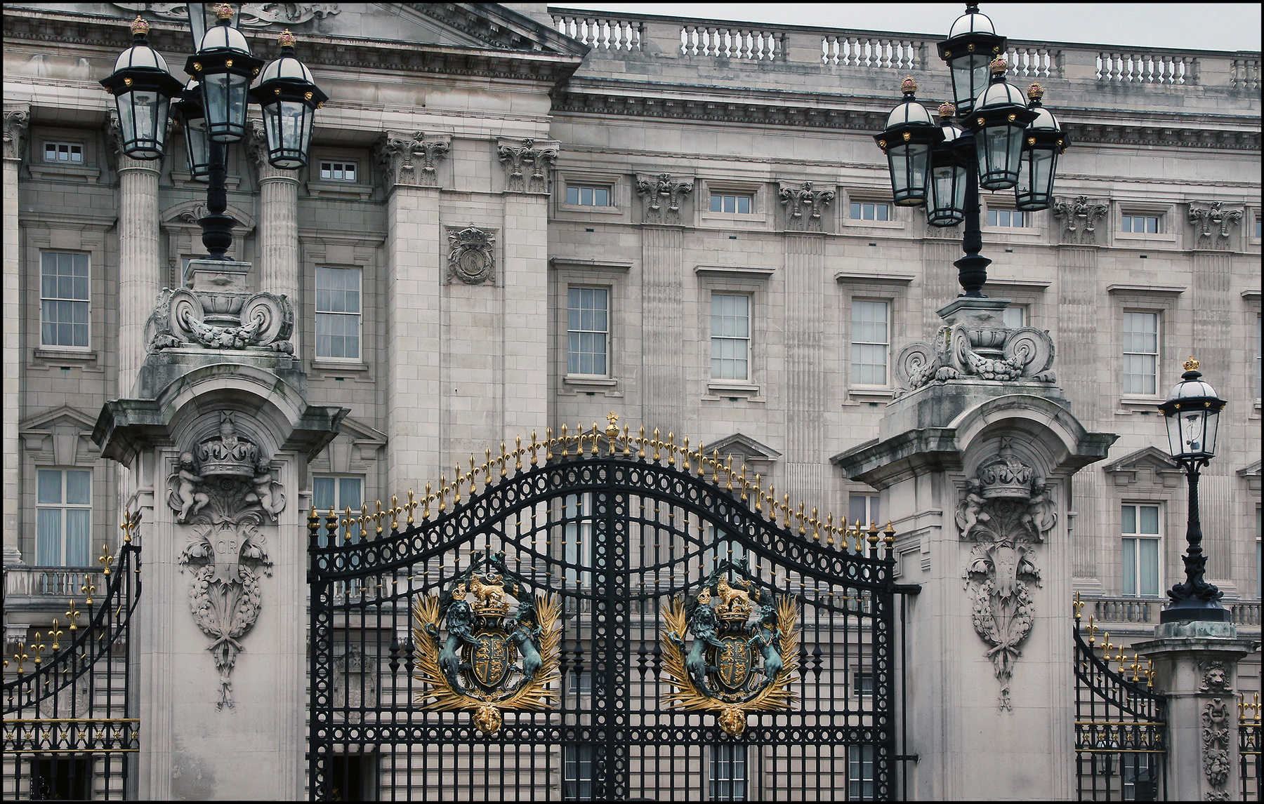 Ворота Букингема, фрагмент. Лондон Букингемский дворец Резиденция королевы Ворота дворца фрагмент